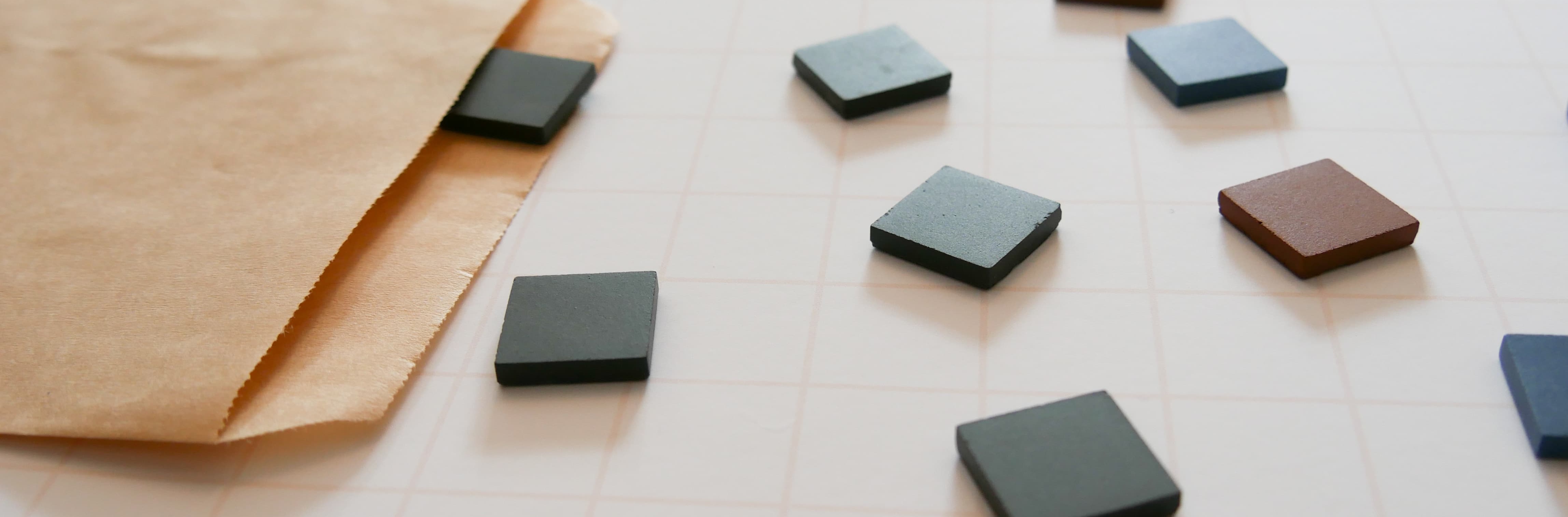 Carreaux obtenus en cuisant à très haute température un mélange de terre (argile), de sable fin (quartz) et d’autres minéraux.